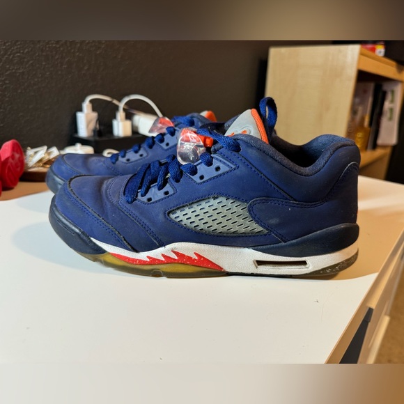 AIR JORDAN 5 RETRO LOW KNICKS (GS) BIG KIDS (DEEP ROYAL BLUE/WHITE/TEAM ORANGE) - Picture 6 of 13